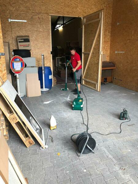 Mitarbeiter beim saugen