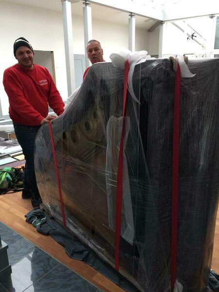 Mitarbeiter mit großer Maschine