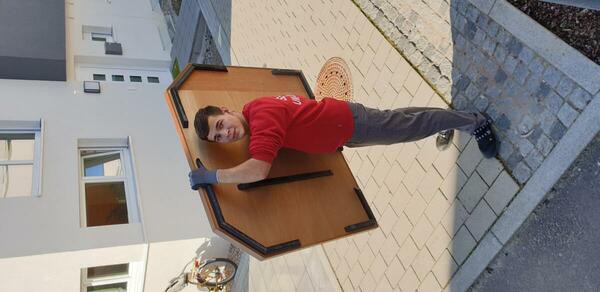 Unser Mitarbeiter trägt eine Tischplatte