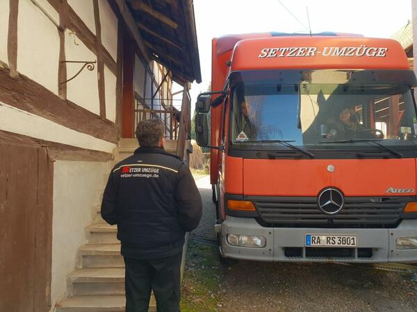 Chefin fährt durch enge Stellen