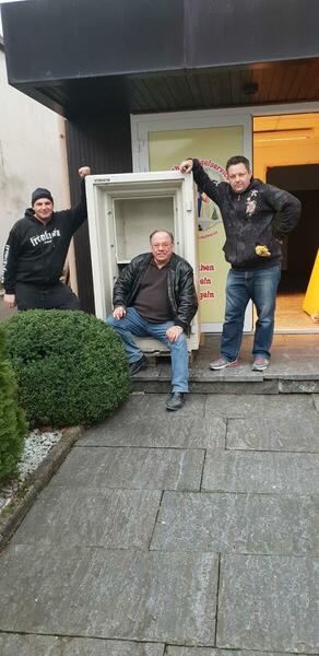 Beim Ausbau eines Tresors - geschafft!