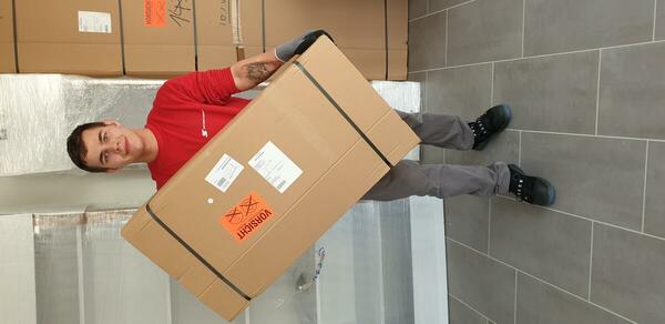 Mitarbeiter beim Kartonschleppen