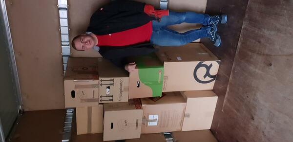 Mitarbeiter zwischen Kartons