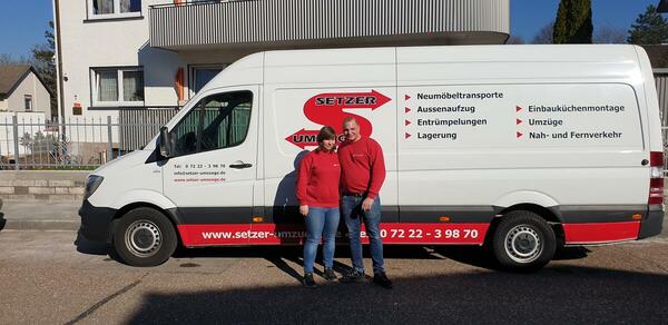 Lisa Setzer mit Mitarbeiter vor dem Sprinter