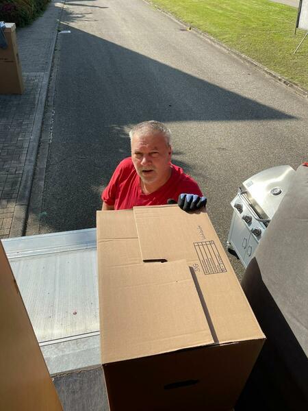 Mitarbeiter beim Kartonausladen