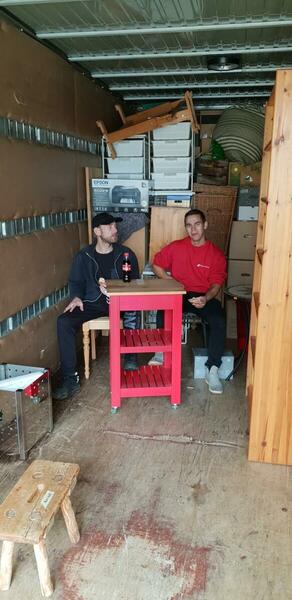 Mitarbeiter machen im LKW Pause