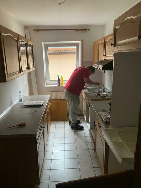 Mitarbeiter bei der Küchenmontage