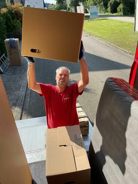 Mitarbeiter beim Kartonausladen