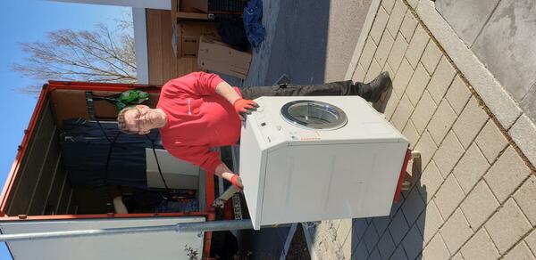 Unser Mitarbeiter mit Waschmaschine