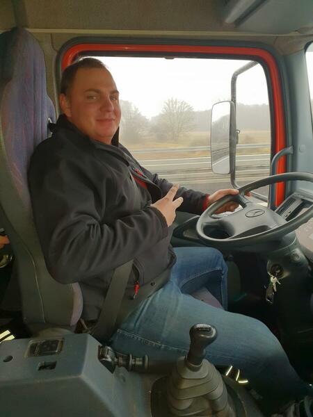 Mitarbeiter im LKW auf Tour