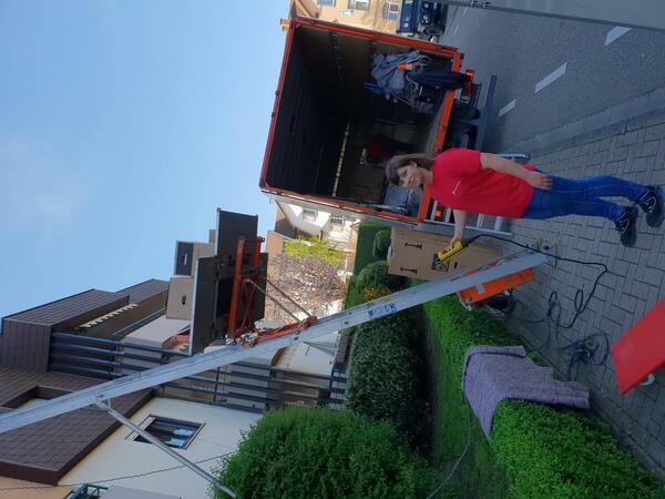 Die Chefin am Außenaufzug