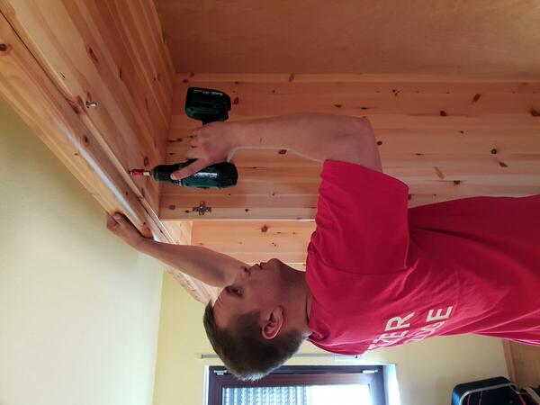 Mitarbeiter montiert einen Schrank zusammen